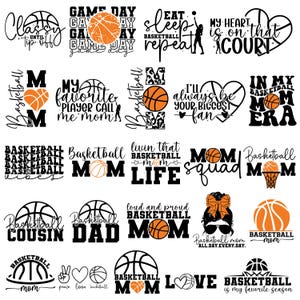 Pu&ograve; includere: Collezione di design a tema basket con testo e grafica. Include frasi come "Game Day", "Mom" e "Love", insieme a illustrazioni di palloni da basket. Ideale per abbigliamento e accessori.