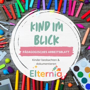 Könnte beinhalten: Eine Holzoberfläche ist von bunten Kunstmaterialien umgeben, darunter Buntstifte, Bleistifte und Farbe. Eine kreisförmige Grafik in der Mitte zeigt "KIND IM BLICK" und "PÄDAGOGISCHES ARBEITSBLATT". Die Grafik enthält auch den Text "Kinder beobachten & dokumentieren" und das Logo von "Elternia".