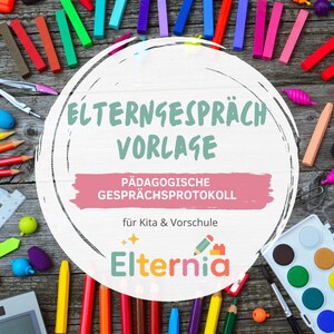 Könnte beinhalten: Ein Holzhintergrund mit bunten Kreiden, Bleistiften und Kunstzubehör umrahmt eine kreisförmige Grafik. Die Grafik zeigt den deutschen Text "ELTERNGESPRÄCH VORLAGE" und "PÄDAGOGISCHE GESPRÄCHSPROTOKOLL" sowie das Logo von "Elternia".