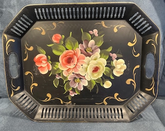 Bandeja vintage de hojalata pintada a mano con motivos florales / Bandeja de metal negro con borde calado.