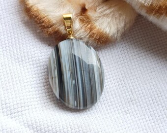 Colgante de ágata calcedonia, piedra preciosa ovalada, aro de latón (38 mm)