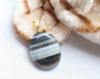 Colgante ovalado de ágata calcedonia con aro de latón (40 mm)