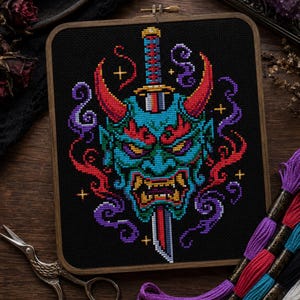 Oni-mask korsstygnsmönster PDF, gotiskt samurajsvärdsbroderi, japansk demonmask, korsstygnsdesign i svart tyg