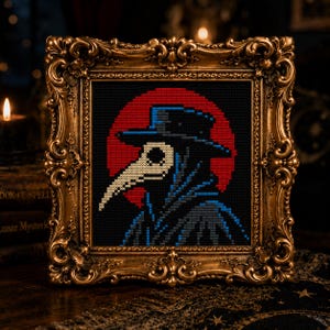 Pode incluir: Arte em ponto cruz de um médico da peste em uma moldura dourada ornamentada. O médico é retratado em preto, azul e creme contra um círculo vermelho e fundo preto. A moldura tem um estilo antigo e vintage.