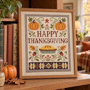 Può includere: Un ricamo a punto croce incorniciato con il testo HAPPY THANKSGIVING in lettere marroni. Il disegno include due zucche arancioni, una torta gialla, ghiande e foglie autunnali nei toni del verde, dell'arancione e del marrone, entro un bordo.