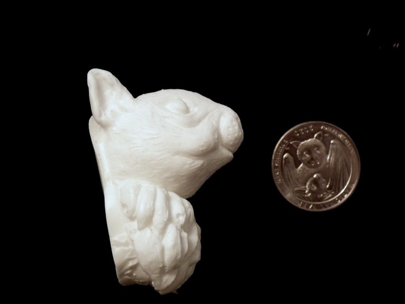K&ouml;nnte beinhalten: Wei&szlig;e Keramik-Eichh&ouml;rnchenfigur mit detailliertem Gesicht und strukturiertem K&ouml;rper. Das Eichh&ouml;rnchen h&auml;lt einen Nusscluster in seinen Pfoten.
