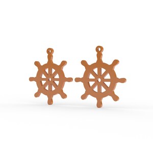 Puede incluir: Un par de dijes en forma de tim&oacute;n de barco color cobre, cada uno con ocho radios y un centro circular con una peque&ntilde;a argolla en la parte superior para colgar. Estos colgantes de tem&aacute;tica n&aacute;utica presentan un acabado liso y uniforme.