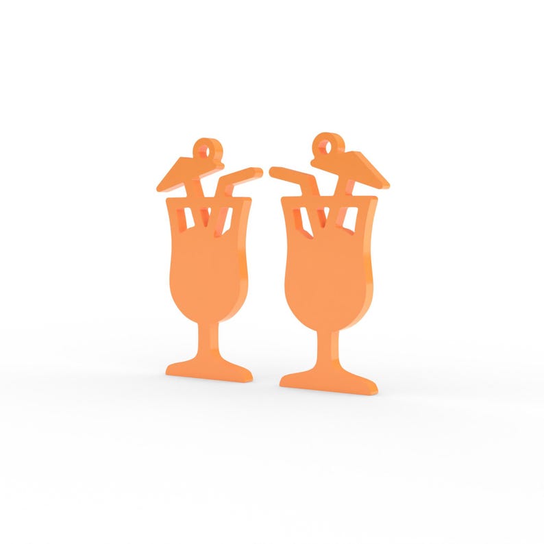 Puede incluir: Un par de colgantes planos de color naranja brillante con forma de copas de c&oacute;ctel tropicales. Cada colgante presenta la silueta de una copa con tallo, una pajita y una peque&ntilde;a sombrilla en la parte superior, con un aro para colgar.
