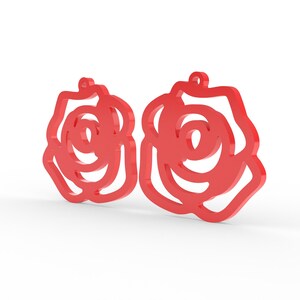 K&ouml;nnte beinhalten: Zwei rote rosenf&ouml;rmige Anh&auml;nger mit einer Schlaufe oben zum Aufh&auml;ngen. Das offene Design der Rosen l&auml;sst Licht durchscheinen und erzeugt eine zarte und luftige &Auml;sthetik. Ideal f&uuml;r die Schmuckherstellung.
