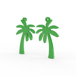 K&ouml;nnte beinhalten: Zwei gr&uuml;ne Anh&auml;nger in Form von Palmen. Jeder Anh&auml;nger hat eine Schlaufe zum Aufh&auml;ngen und ein stilisiertes Palmen-Design. Die Anh&auml;nger sind in einem hellen, einfarbigen Gr&uuml;n gehalten und vor einem wei&szlig;en Hintergrund platziert.