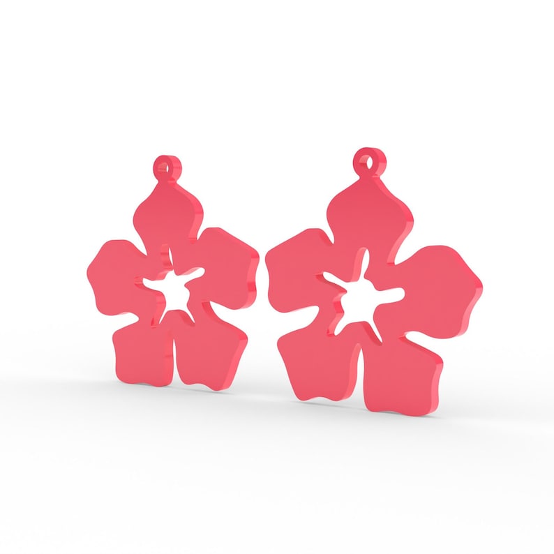 Puede incluir: Un par de dijes planos en forma de flor de cinco p&eacute;talos en color rosa brillante. Cada dije presenta una superficie lisa y s&oacute;lida con un recorte central en forma de estrella y un peque&ntilde;o lazo circular en la parte superior para colgar.
