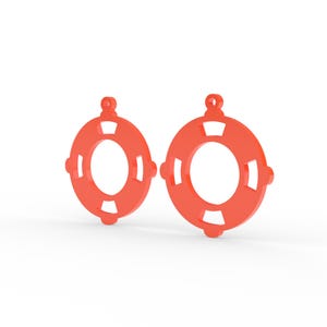 Puede incluir: Un par de colgantes circulares de color naranja brillante con forma de salvavidas. Cada colgante presenta un recorte circular central, cuatro recortes rectangulares espaciados uniformemente en el per&iacute;metro y una peque&ntilde;a anilla en la parte superior.
