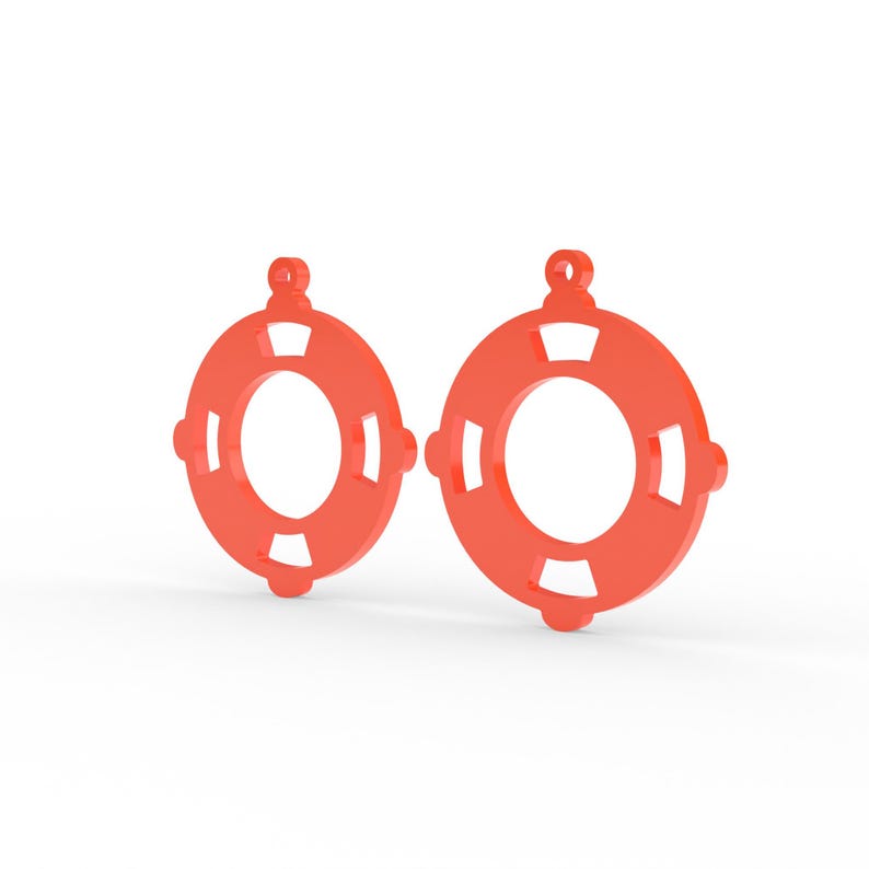 Puede incluir: Un par de colgantes circulares de color naranja brillante con forma de salvavidas. Cada colgante presenta un recorte circular central, cuatro recortes rectangulares espaciados uniformemente en el per&iacute;metro y una peque&ntilde;a anilla en la parte superior.