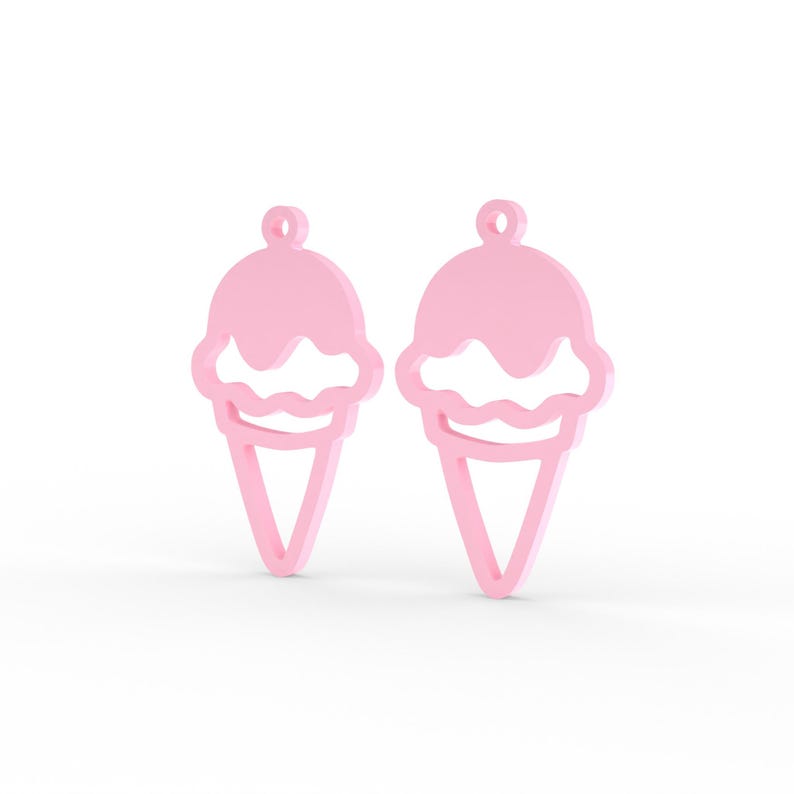 Puede incluir: Un par de dijes de cono de helado de color rosa claro con un dise&ntilde;o recortado. Cada dije tiene una forma de bola redondeada en la parte superior con un borde ondulado y una base de cono triangular, con un peque&ntilde;o lazo circular en la parte superior.