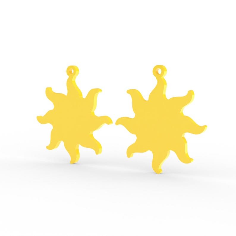 Puede incluir: Dos dijes amarillos brillantes con forma de sol, cada uno con un cuerpo circular central con m&uacute;ltiples rayos ondulados radiantes y un peque&ntilde;o lazo circular en la parte superior para su fijaci&oacute;n. Los colgantes de sol son id&eacute;nticos.