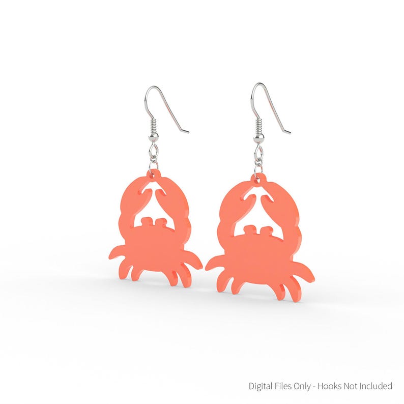 Puede incluir: Un par de pendientes con forma de cangrejo de color coral brillante con un dise&ntilde;o plano y recortado. Cada colgante de cangrejo cuelga de un gancho de metal plateado. El texto en la parte inferior derecha de la imagen dice: Digital Files Only - Hooks Not Included.