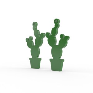 K&ouml;nnte beinhalten: Zwei gr&uuml;ne, kaktusf&ouml;rmige Anh&auml;nger, jeweils in einem Topf, werden vor einem wei&szlig;en Hintergrund gezeigt. Die Anh&auml;nger haben oben ein Loch zum Aufh&auml;ngen. Das Kaktusdesign weist mehrere Segmente und eine abgerundete Form auf.