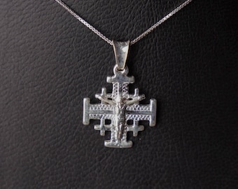 Hanger met Jeruzalemkruis in 925 sterling zilver, gepolijste ketting met christelijk geloofssymbool.