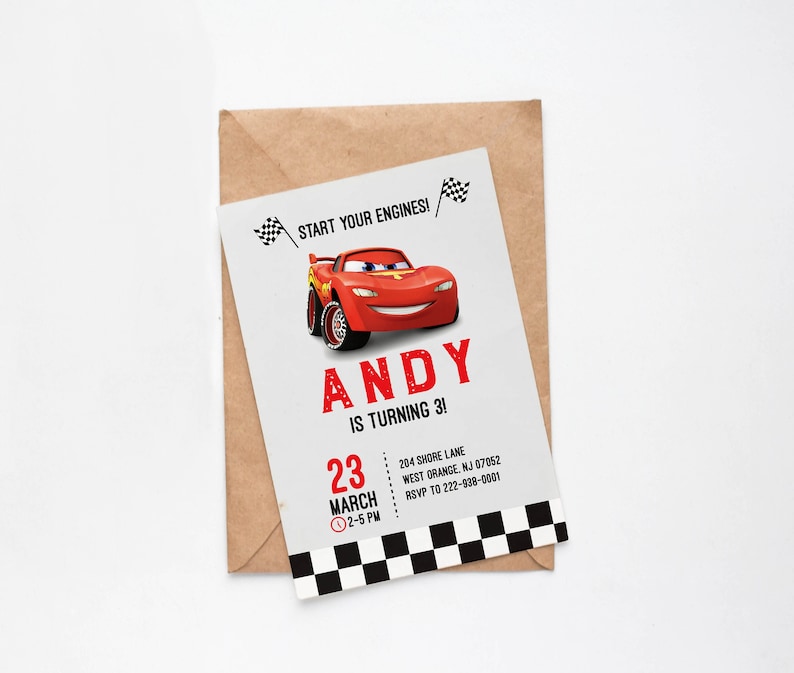 Może przedstawiać: Czerwono-białe zaproszenie na urodziny z kresk&oacute;wkowym wizerunkiem Złomka McQueen z filmu Auta. Zaproszenie zawiera napis "Start your engines!" i "Andy kończy 3 lata!" oraz wz&oacute;r szachownicy u dołu.