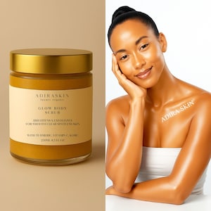 Può includere: Un barattolo di vetro con coperchio dorato ed etichetta color crema. L'etichetta recita "ADIRASKIN Luxury Organic GLOW BODY SCRUB" ed elenca gli ingredienti. Il barattolo contiene uno scrub giallo. Una donna con la pelle luminosa è sullo sfondo.