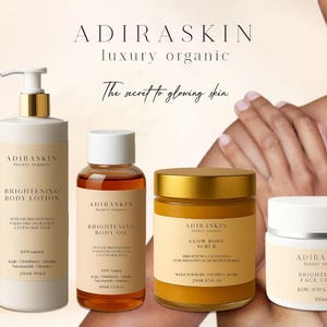 以下が含まれることがあります： ADIRASKINラグジュアリーオーガニックのスキンケア製品の広告。ベージュのボトルとジャーに金色のアクセントが付いた5つのスキンケア製品が写っています。製品には、ボディウォッシュ、ボディローション、ボディオイル、ボディスクラブ、フェイシャルクリームが含まれます。製品のテキストは「Brightening」です。