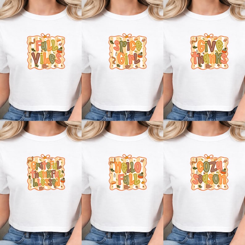 K&ouml;nnte beinhalten: Ein wei&szlig;es T-Shirt mit einer quadratischen Grafik mit gewelltem Rand. Die Grafik enth&auml;lt herbstliche Schriftz&uuml;ge und Illustrationen wie K&uuml;rbisse, Bl&auml;tter und Eicheln in Orange, Gelb, Gr&uuml;n und Braun. Der Text lautet Fall Vibes, Spice Girl, Give Thanks, Grateful Thankful Blessed, Hello Fall oder Cozy Season.