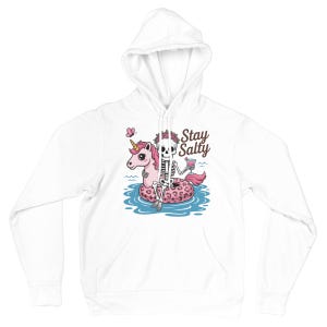 Op de afbeelding: Witte hoodie met een afbeelding van een skelet dat ontspant op een roze eenhoorn drijver in het water. Het skelet houdt een drankje vast en de tekst "Stay Salty" staat erboven. Er is ook een roze vlinder aanwezig.