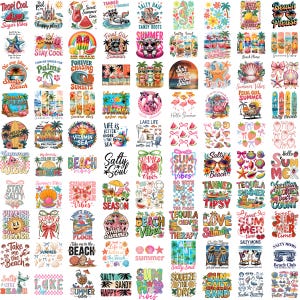 Op de afbeelding: Een verzameling kleurrijke zomerstickers met verschillende ontwerpen en tekst. De stickers bevatten afbeeldingen van stranden, flamingo's, cocktails en zinnen als "Summer Vibes" en "Beach Please."