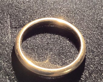 Anello vintage in oro massiccio 14 carati con incisione "12/25/93 Love John". Questo anello è una taglia 4.5 da donna, prodotto negli Stati Uniti. Firmato "14K FG" Frederick Goldman.