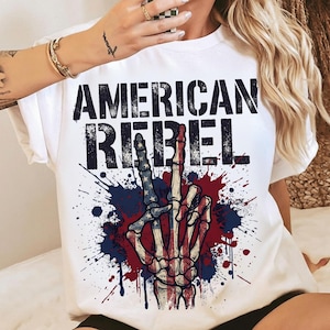 Könnte beinhalten: Ein Set aus drei Keramikbechern mit gesprenkelter, matter Oberfläche. Die Becher sind in den Farbtönen Creme, Hellbraun und Dunkelbraun gehalten. Jeder Becher hat ein schlichtes Design und einen abgerundeten Henkel.