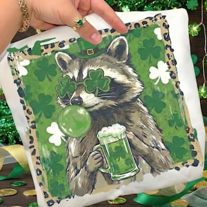 Leopard St Patrick's Day tvättbjörn PNG, ölälskare png, rolig shamrocktvättbjörn, St Patrick-presentdesign, sött djur png, sublimering