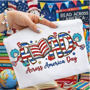 Peut inclure: Une tasse en céramique blanche avec une anse noire et le texte "But First, Coffee" en noir, dans une police manuscrite. La tasse est posée sur une surface blanche.