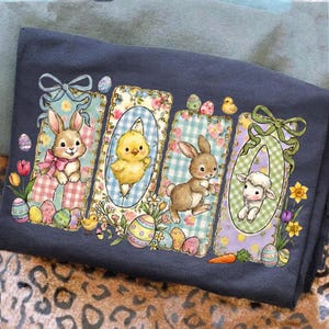 Op de afbeelding: Donkerblauwe Paas-thema grafiek met vier ingelijste illustraties van een konijn, een kuiken, een konijn en een lam. Elk frame heeft een andere achtergrond en is versierd met bloemen, eieren en strikken. Het ontwerp is grillig en kleurrijk.