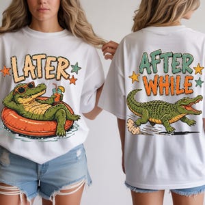 Peut inclure: T-shirts blancs avec un motif amusant d'alligator. L'un des t-shirts présente un alligator portant des lunettes de soleil se relaxant sur un flotteur avec le mot "LATER". L'autre t-shirt montre un alligator courant avec les mots "AFTER WHILE".