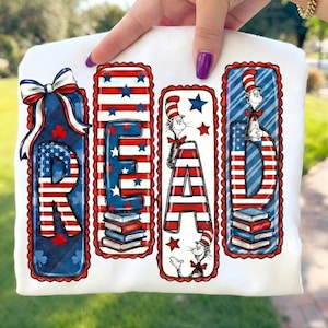 Może przedstawiać: Biała koszulka z napisem "READ" w kolorze czerwonym, białym i niebieskim, z patriotycznym wzorem. Litery ozdobione są gwiazdami, paskami i Kotem w Kapeluszu. Kokarda zdobi literę "R".