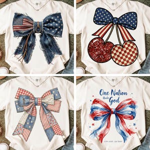 Op de afbeelding: Vier witte t-shirts met patriottische ontwerpen. Eén shirt heeft een spijkerstrik met een Amerikaanse vlag, een ander heeft kersen en een strik, een derde heeft een patchwork strik en de laatste heeft een aquarel strik met de tekst "One Nation Under God".