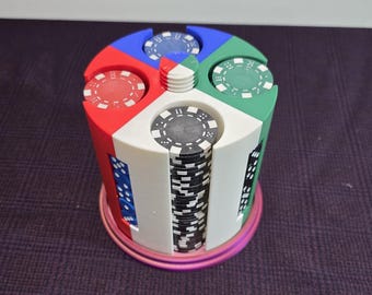 Op de afbeelding: Een veelkleurige pokerchiphouder met een cirkelvormig ontwerp. De houder is verdeeld in secties van rood, groen, blauw en wit, elk met pokerchips. De basis is een verloop van roze en paars.