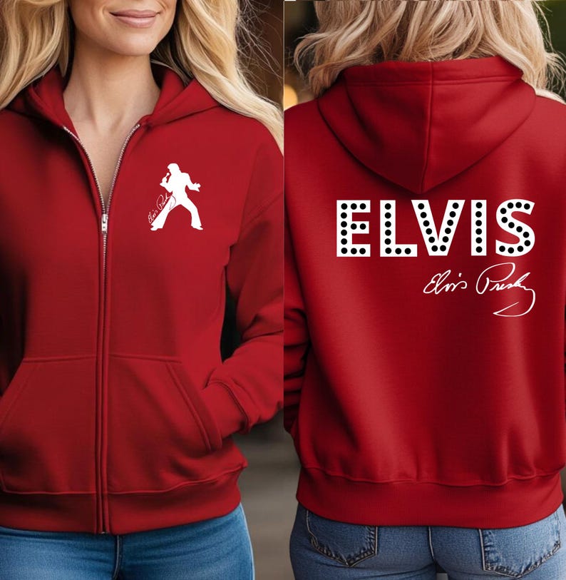 Pu&ograve; includere: Una felpa rossa con zip e cappuccio che presenta una sagoma bianca di Elvis Presley sul petto sinistro. Il retro mostra la parola ELVIS in grandi lettere bianche con puntini neri, accompagnata dalla firma bianca di Elvis Presley.