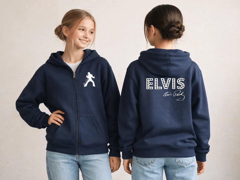 Pu&ograve; includere: Una felpa con cappuccio e zip blu navy con la silhouette bianca di un cantante sul petto a sinistra. Il retro mostra la scritta ELVIS in un carattere bianco a pois con la firma Elvis Presley scritta in bianco in corsivo sotto il nome.