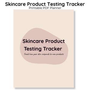 Può includere: Un pianificatore PDF stampabile intitolato "Skincare Product Testing Tracker". La copertina è di colore beige chiaro con una forma ovale color malva al centro. Il testo "Skincare Product Testing Tracker" è in grassetto nero, con lo slogan "Track how your skin responds to new products."