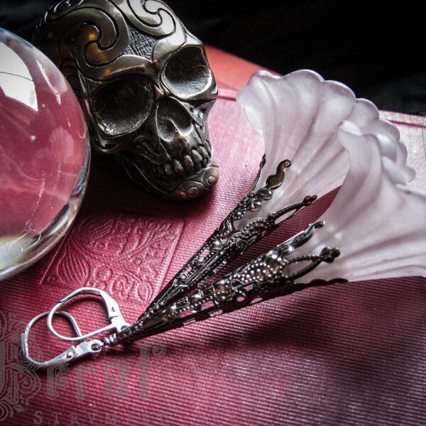 Lange Gothic Anweisung Ohrringe. Surreal Lilien. Grau oder grau Blumen. Ghost Gramaphones