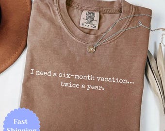 Camiseta divertida con colores que invitan a la comodidad en vacaciones, "Necesito seis meses de vacaciones dos veces al año", camiseta con humor viajero, diseño de texto a máquina de escribir, estilo retro.