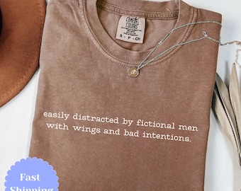 Camiseta "Me distraigo fácilmente con hombres ficticios con alas", camiseta divertida de libros de fantasía, camiseta Comfort Colors 1717, regalo para lectores de BookTok, camiseta para ratones de biblioteca