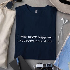 Camiseta Comfort Colours de estética oscura - Camiseta "Nunca se suponía que iba a sobrevivir a esta historia", camiseta con cita emotiva, regalo para amantes del romance oscuro literario