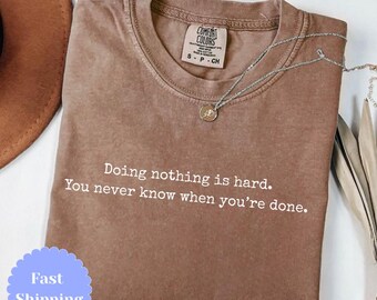 Camiseta divertida de colores cómodos y perezosos, No hacer nada es difícil, Nunca sabes cuándo has terminado, Diseño de texto minimalista con humor, Camiseta de regalo sarcástica para ella