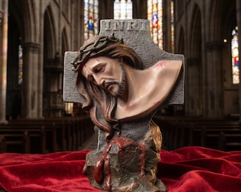 Kruisigingsbuste van Jezus Christus | Met de hand gebeeldhouwd kruisbeeld | Woondecoraties in katholieke stijl