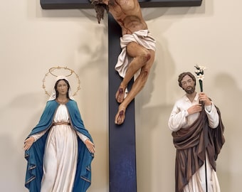 Standbeeld van de gekruisigde Jezus: aan de muur, voor de decoratie van een katholieke gebedsruimte.