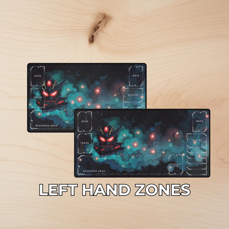 Puede incluir: Dos tapetes de juego negros con un dise&ntilde;o c&oacute;smico que presenta un robot con ojos rojos. Los tapetes tienen zonas etiquetadas para mazo, descarte, &aacute;rea de recursos, base y escudos. El texto "LEFT HAND ZONES" est&aacute; en la parte inferior.