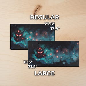 Puede incluir: Dos alfombrillas de rat&oacute;n rectangulares, una de 60 cm x 35 cm y otra de 80 cm x 39 cm, presentan un dise&ntilde;o oscuro con una figura de robot y un fondo de nebulosa. Las palabras "REGULAR" y "LARGE" est&aacute;n impresas.