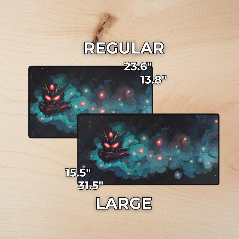 Puede incluir: Dos alfombrillas de rat&oacute;n rectangulares, una de 60 cm x 35 cm y otra de 80 cm x 39 cm, presentan un dise&ntilde;o oscuro con una figura de robot y un fondo de nebulosa. Las palabras "REGULAR" y "LARGE" est&aacute;n impresas.